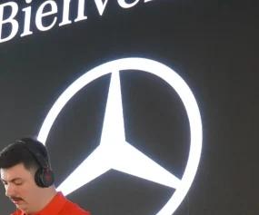 Écran géant d'accueil « Bienvenue » lors du lancement Mercedes CLA à Toulouse
