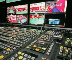 Régie vidéo : mélangeur et mur de moniteurs de contrôle pendant une retransmission